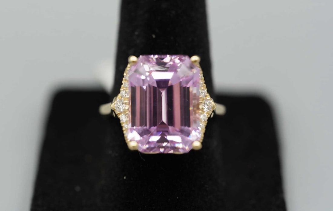 14K Y KUNZITE & DIAMOND RING: 14K Y KUNZITE & DIAMOND RING. SIZE 7. KUN 1 15.32 RD 14 0.14 - R2514012 (14)
