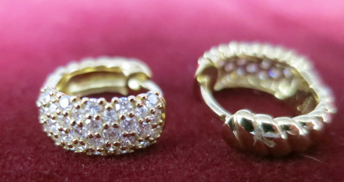 14KT YELLOW GOLD & DIAMOND EARRINGS: 14KT YELLOW GOLD & DIAMOND EARRINGS. 70-DIAMONDS=1.09CTS. 3.87 GRAMS T.W. 14KY 3.87 GM RD 70 1.09 QA1460E E2414443 (70) Height: 5/8 in. by Width: 1/4 in. by Depth: 1/2 in.