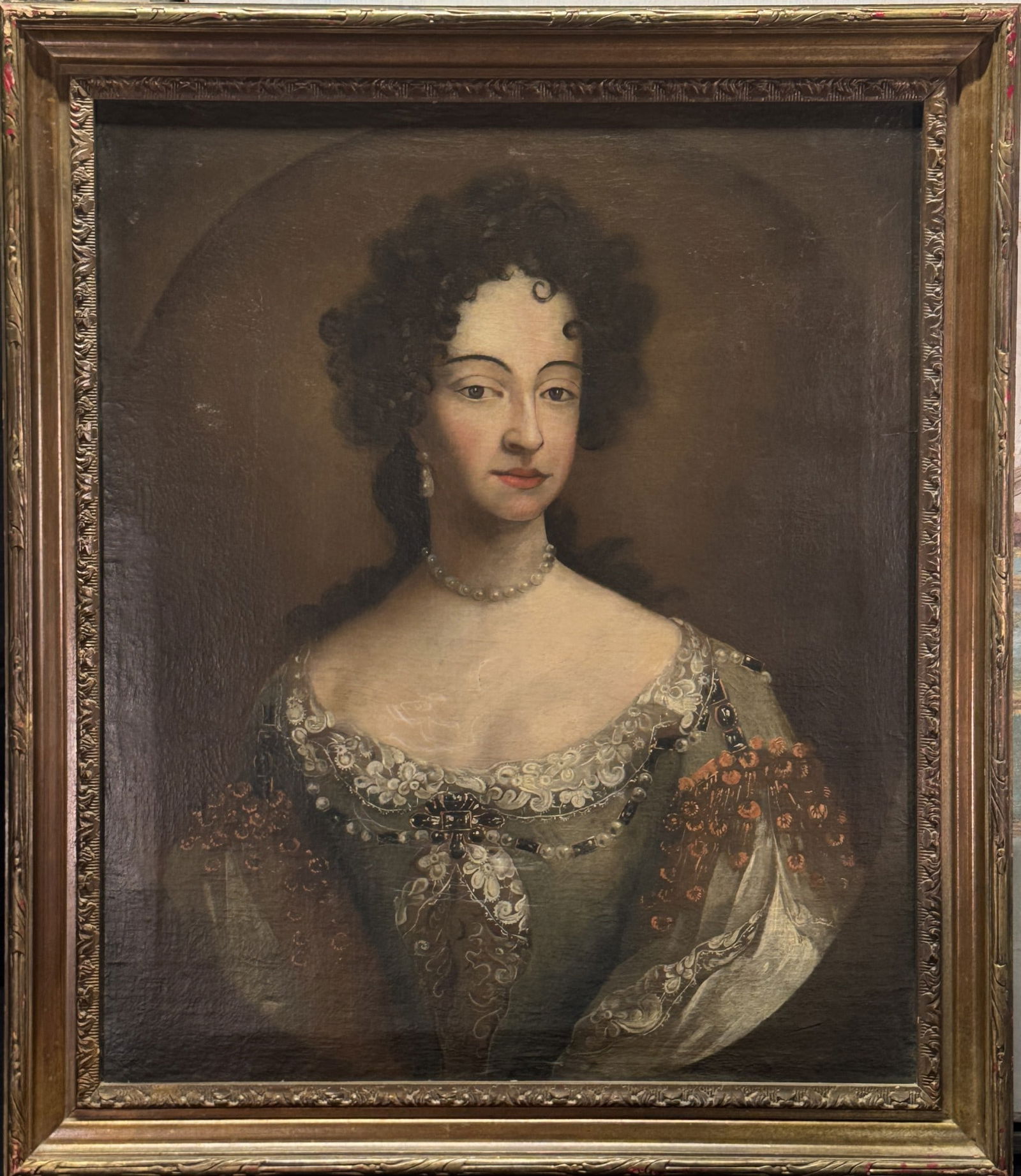 18TH C. OIL ON CANVAS PORTRAIT OF A LADY: 18TH C. OIL ON CANVAS PORTRAIT OF A LADY WITH A PEARL NECKLACE
