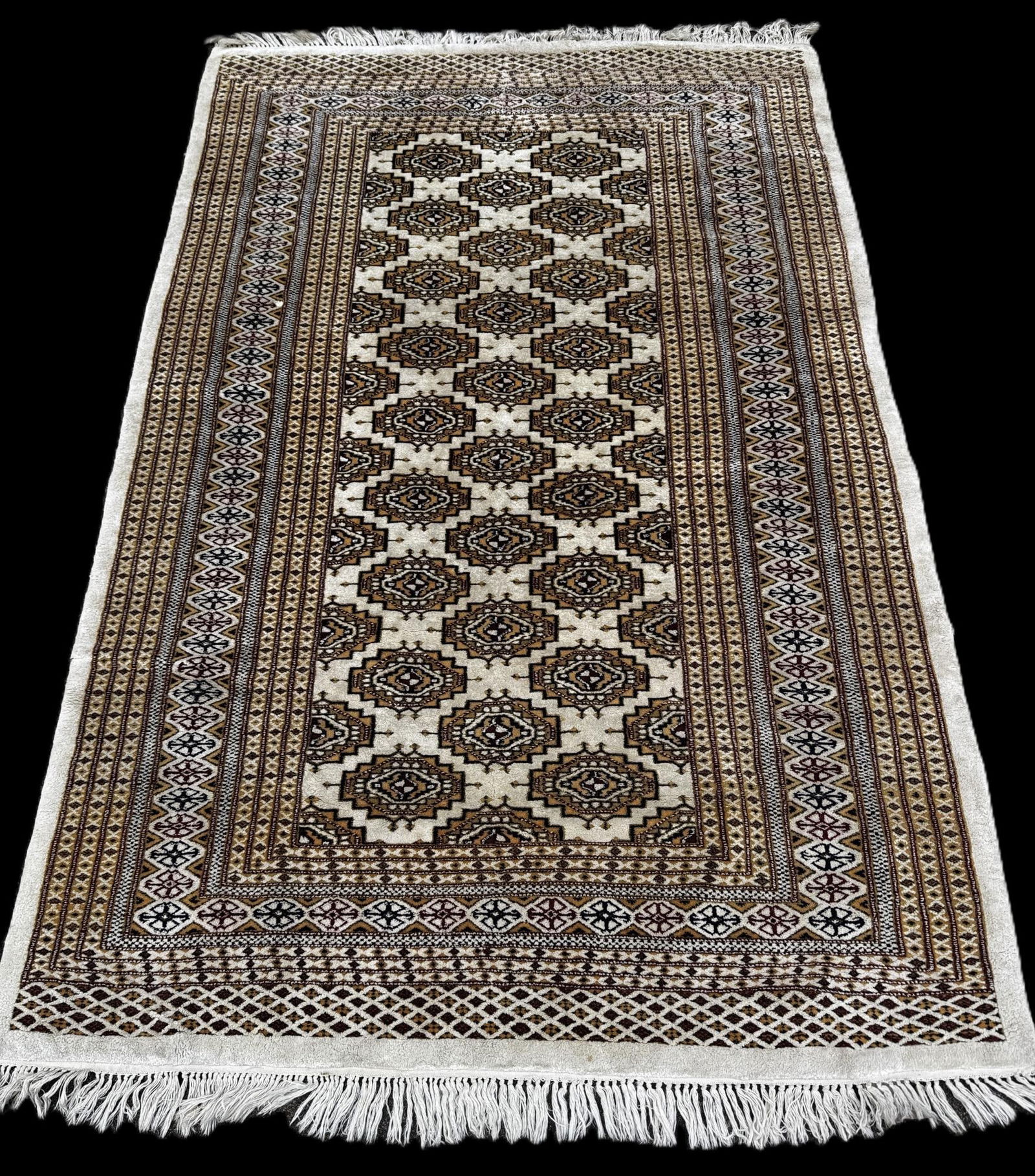 HANDKNOTTED BOKARA RUG (1 of 5)