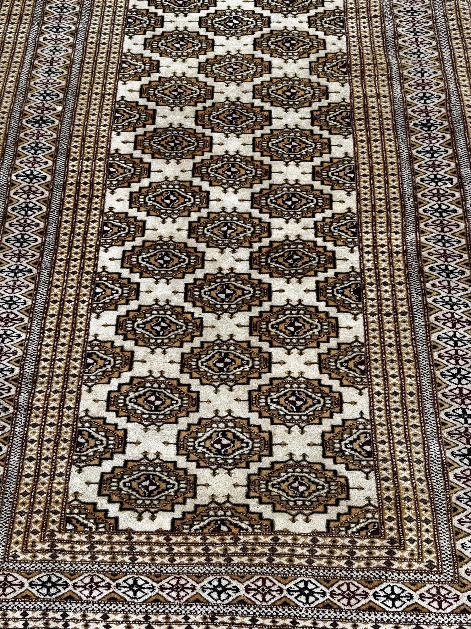 HANDKNOTTED BOKARA RUG - 2
