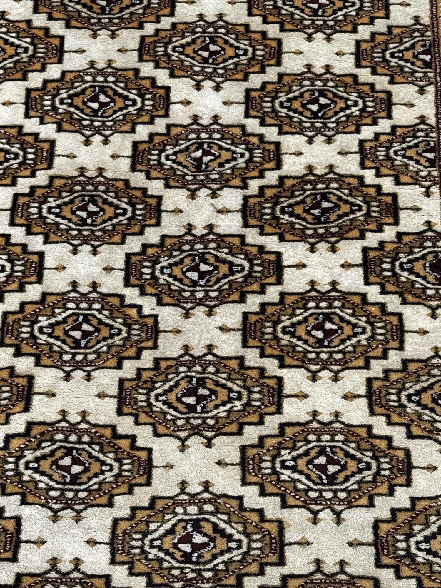 HANDKNOTTED BOKARA RUG - 3