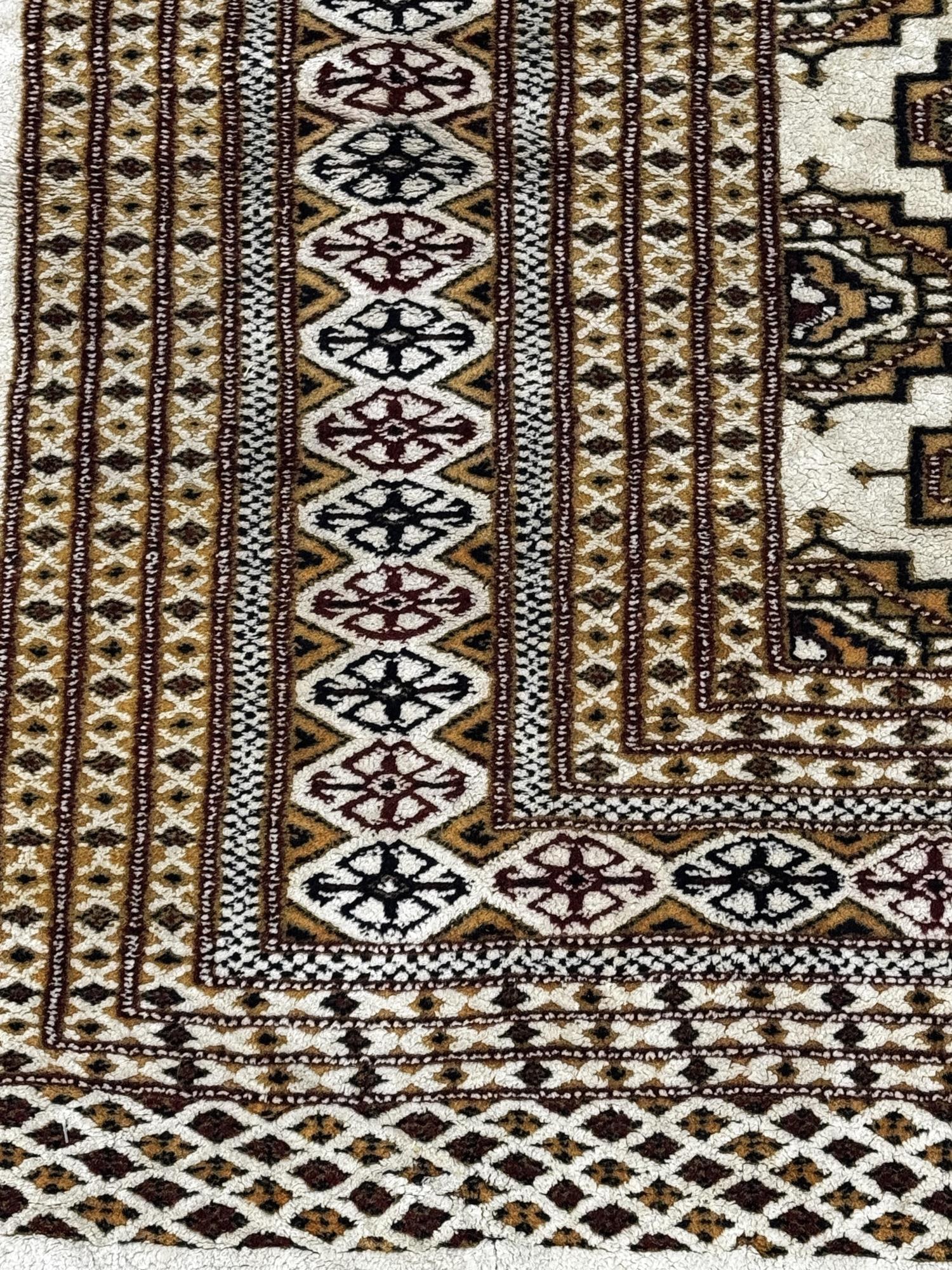 HANDKNOTTED BOKARA RUG - 4