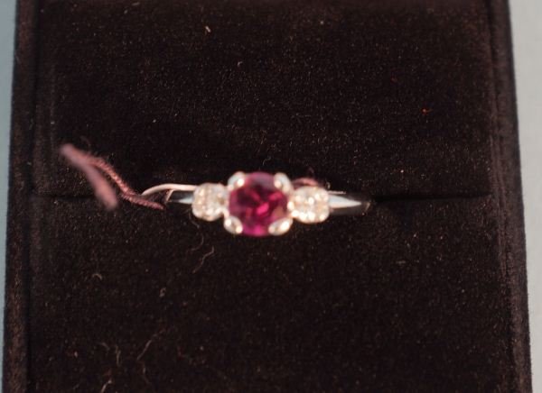 ANTIQUE LADIES NATURAL RED RUBY AND DIAMOND RING: ANTIQUE CIRCA 1920 LADIES NATURAL RED RUBY AND DIAMOND RING. THE 2 ROUND BRILLIANT CUT DIAMONDS TOTAL OVER 0.25 CT. THE ROUND RUBY IS OVER 0.82 CTS.