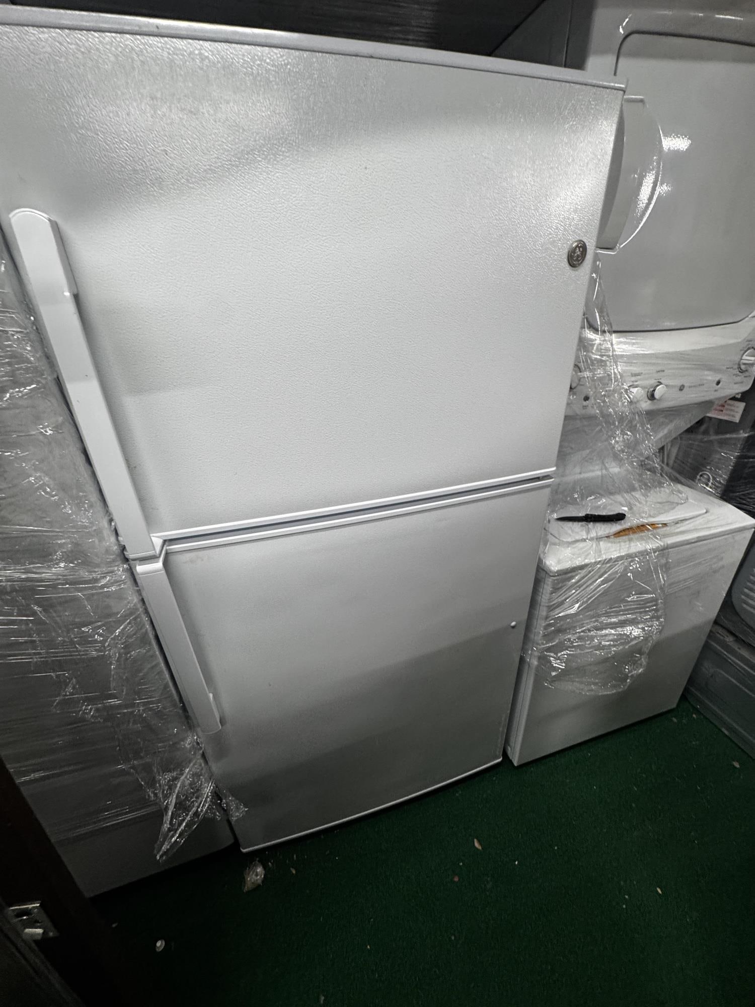 GE REFRIDGERATOR /FREEZER: GE REFRIDGERATOR /FREEZER MODEL GTE21GTHFWW SERIAL FS055620 GOOD WORKING CONDITION