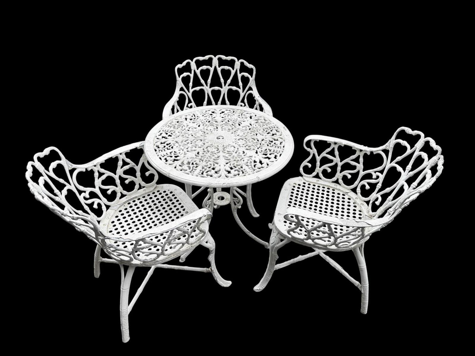 WHITE ALUMINUM TABLE AND 3 CHAIRS: WHITE ALUMINUM TABLE AND 3 CHAIRS