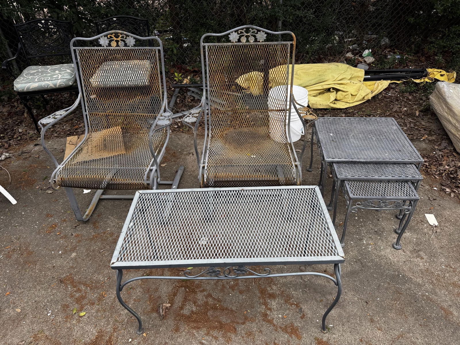 2 IRON MESH CHAIRS , NEST OF TABLES AND COFFEE TBL: 2 IRON MESH ROCKING CHAIRS , NEST OF TABLES AND COFFEE TABLE