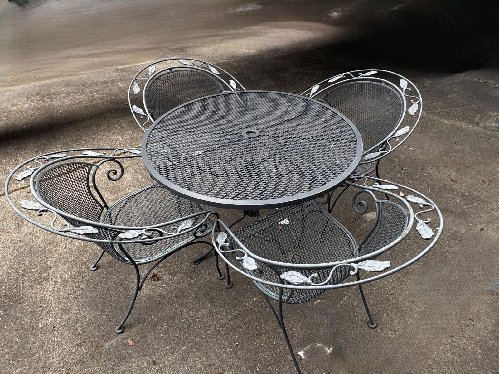 ROUND IRON MESH TABLE AND 4 CHAIRS WITH LEAF: ROUND IRON MESH TABLE AND 4 CHAIRS WITH LEAF PATTERN DESIGN