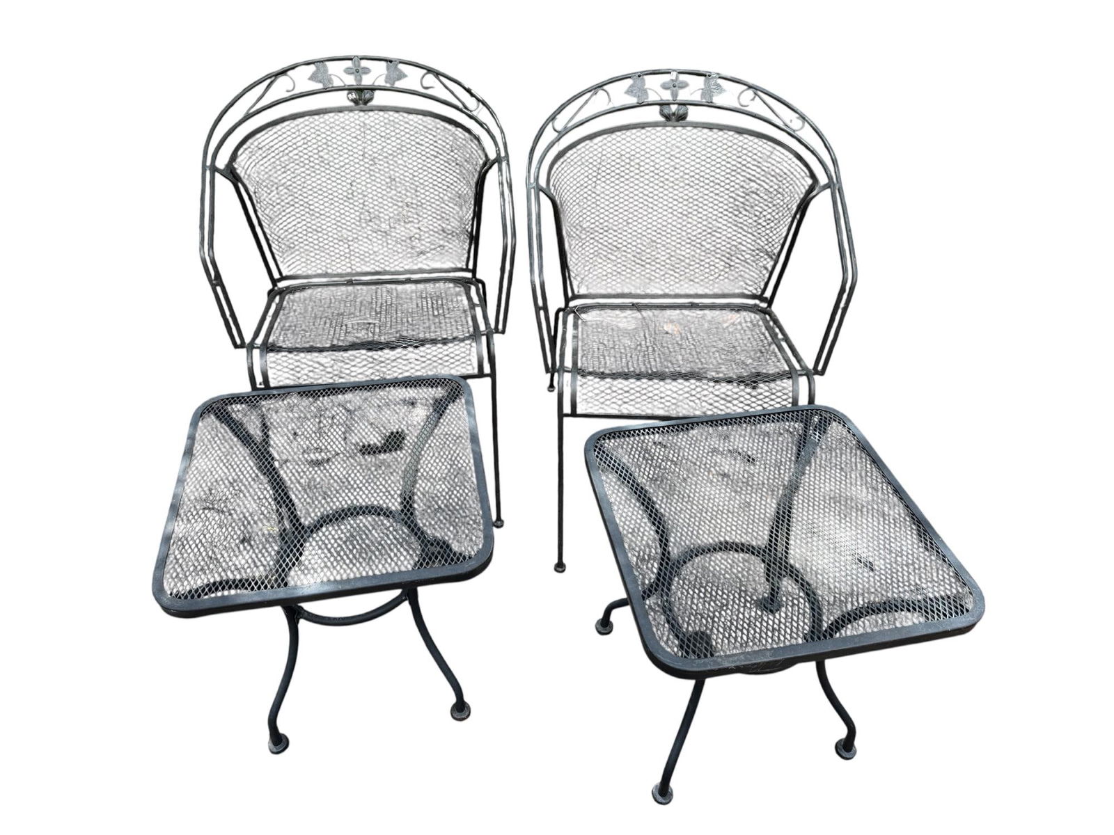 2 IRON MESH BARREL BACK CHAIRS WITH 2 TABLES: 2 IRON MESH BARREL BACK CHAIRS WITH 2 TABLES