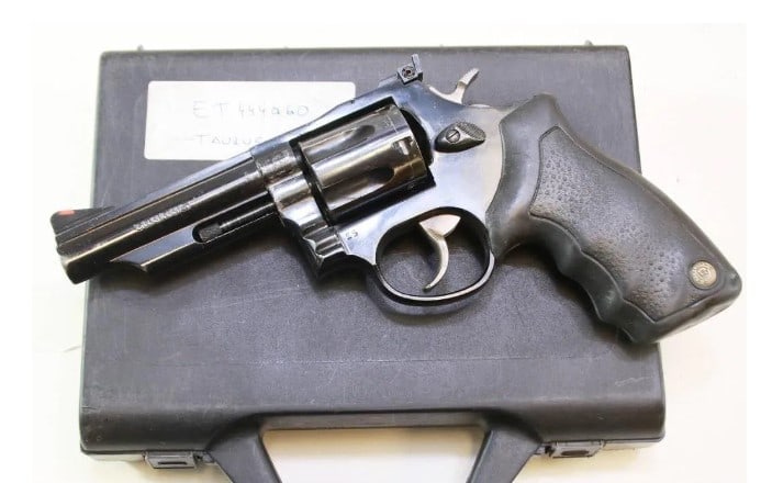 TAURUS 83 REVOLVER 38 SPECIAL WITH BOX-NEEDS PARTS: TAURUS 83 REVOLVER 38 SPECIAL WITH BOX-NEEDS PARTS MADE IN BRAZIL SERIAL #ET444075 (L832)