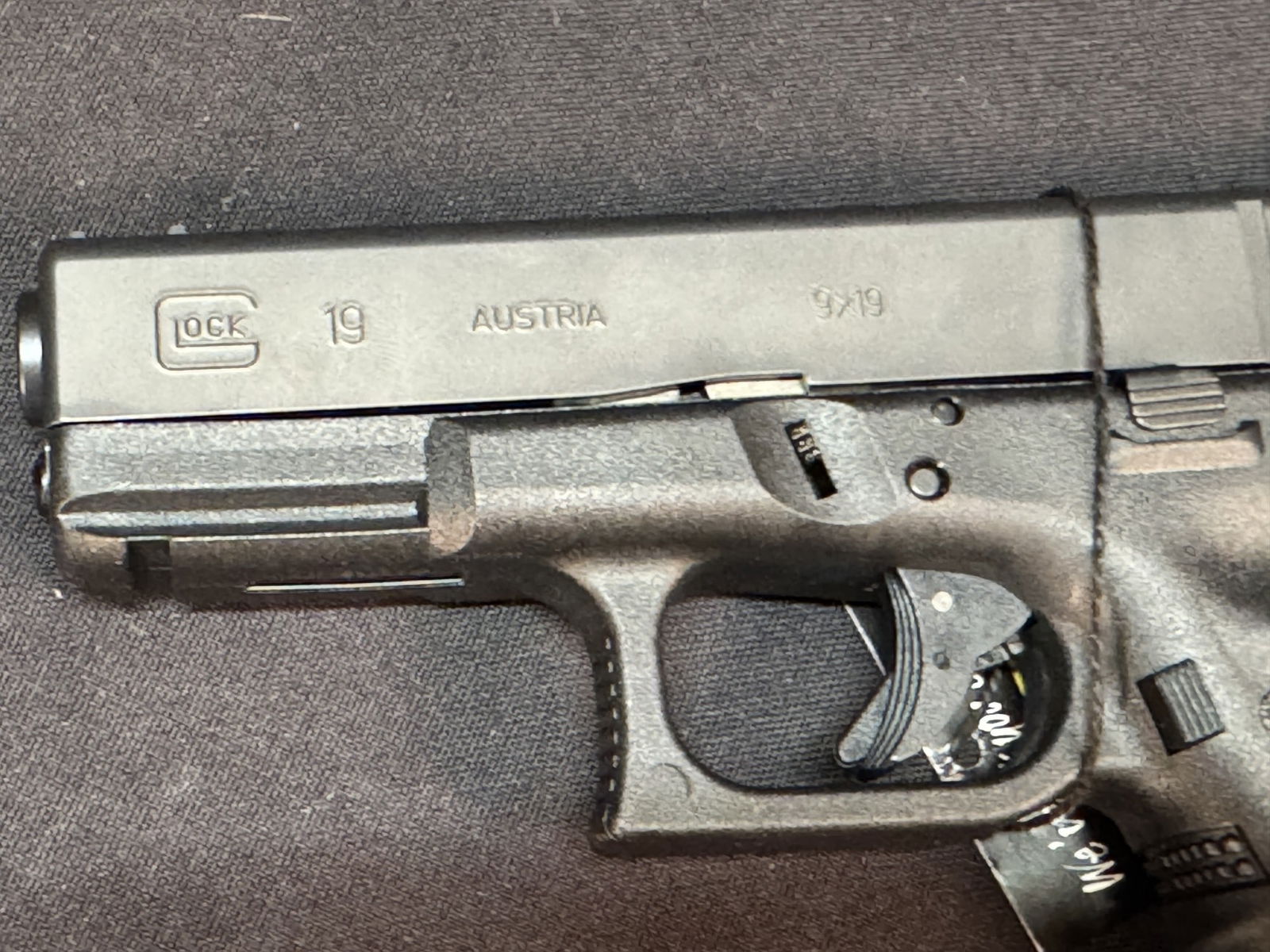 GLOCK G19 9MM PISTOL: GLOCK G19 9MM PISTOL NEW IN CASE (3) SERIAL NUMBER WCG180 L(596)