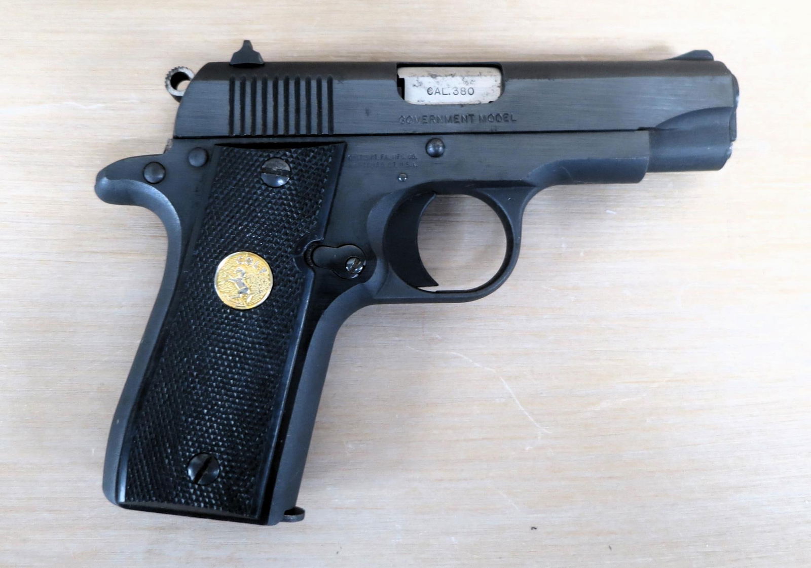 COLT MK IV SERIES 80 GOVERNMENT MODEL 380 AUTO: COLT MK IV SERIES 80 GOVERNMENT MODEL 380 AUTO PISTOL. SERIAL NUMBER RC55499. (L819)