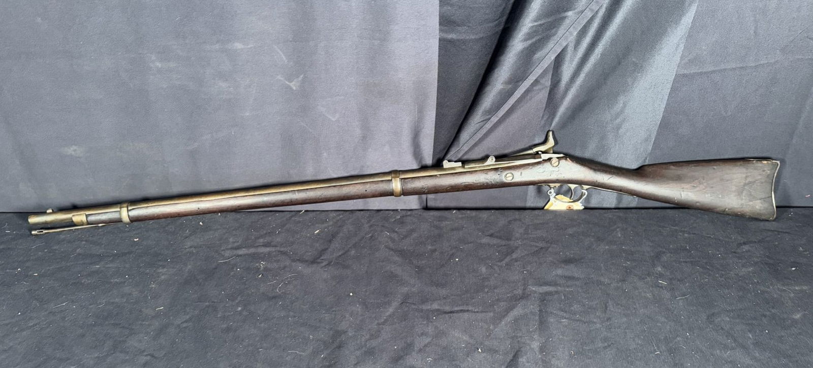 US SPRINGFIELD MODEL 1866 ALLIN CONVERSION RIFLE: 1863 US Springfield Model 1866 Second Allin Conversion .50-70 caliber breech loading trapdoor rifle. Side plate stamped 1863, eagle, and US / Springfield. Breechblock stamped 1866 / eagle head.