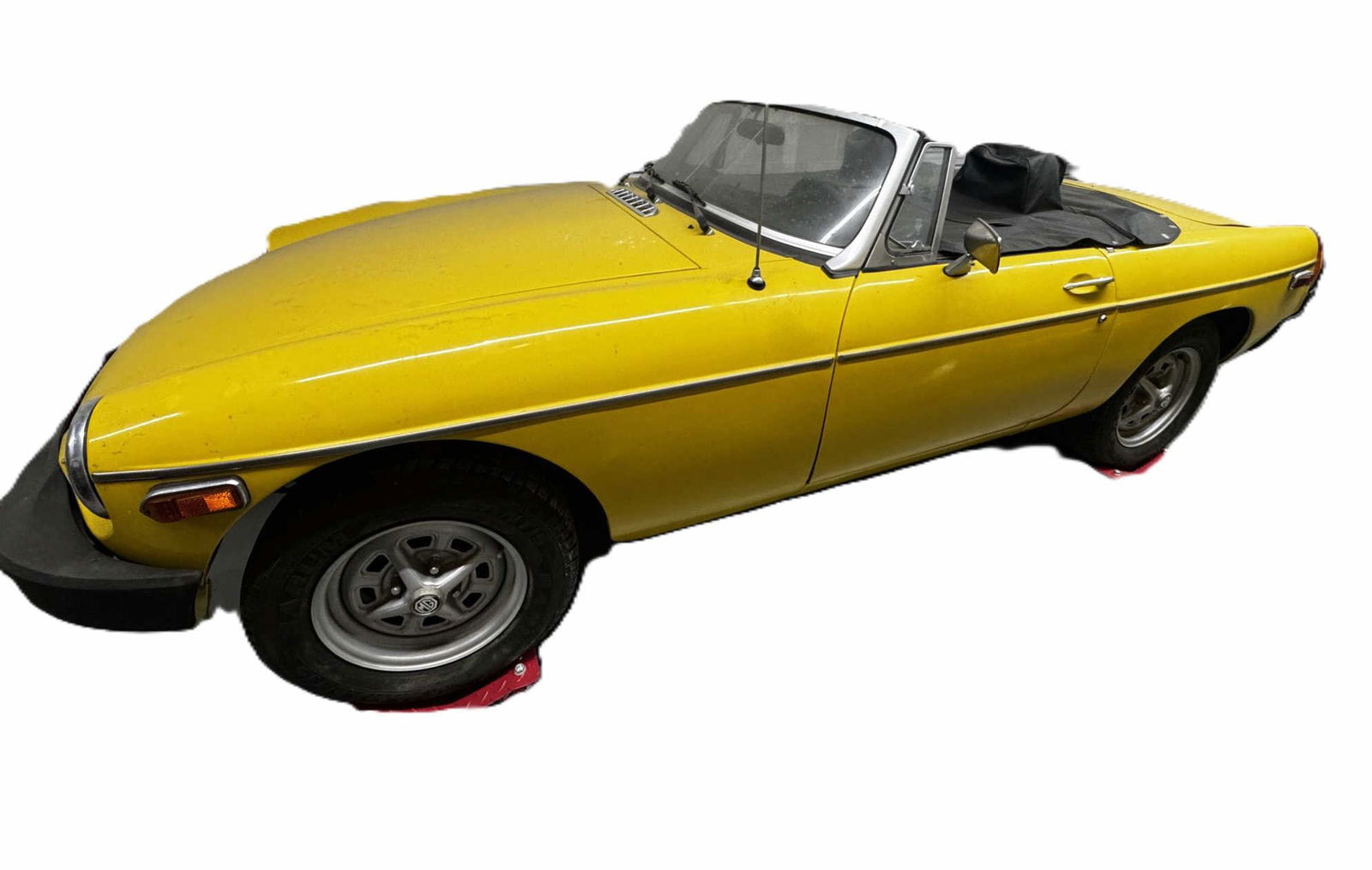 1970'S MGB ROADSTER COVERTIBLE: MGB ROADSTER COVERTIBLE , NEW PAINT, WAS IN GOOD RUNNING CONDITION WHEN BROUGHT TO DRY STORAGE ( MAY NEED BATTERY BUT WAS IN WORKING CONDITION WHEN BROUGHT TO STORAGE )