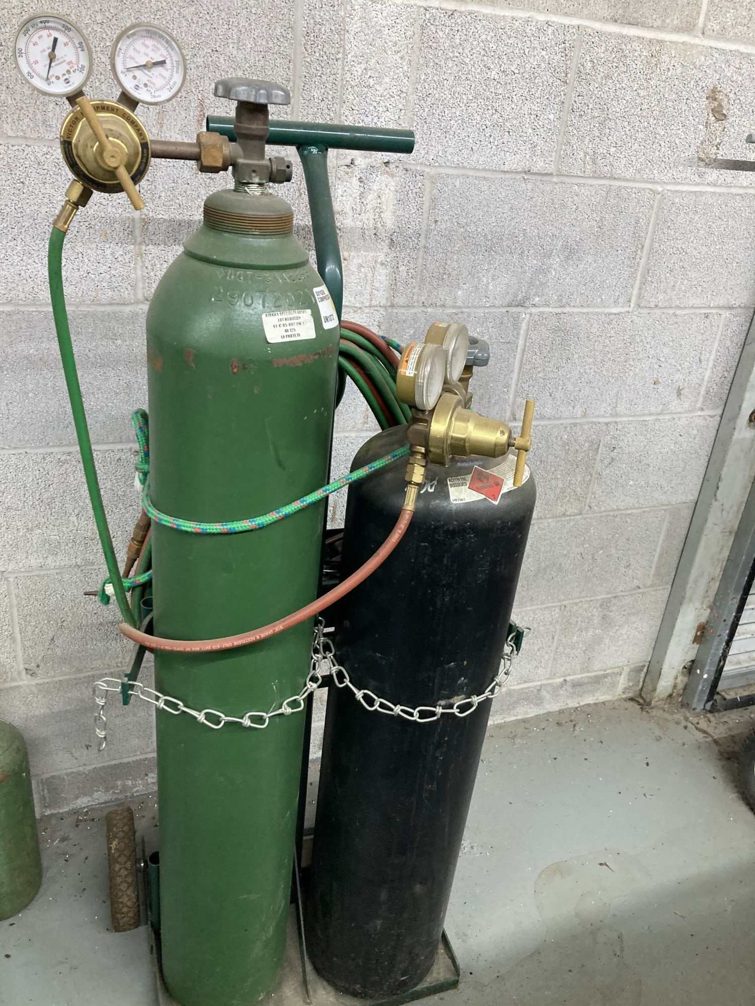 VICTOR WELDING TORCH OXYGEN/ACETYLENE SET UP: VICTOR WELDING TORCH OXYGEN/ACETYLENE SET UP. 2 CYLINDERS FOR OXYGEN AND 2 FOR ACETYLENE.