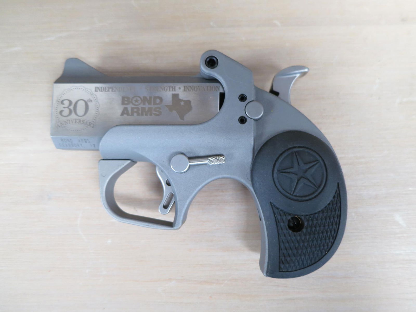 BOND ARMS 30TH ANNIVERSARY DERRINGER 45 COLT (1 of 2)
