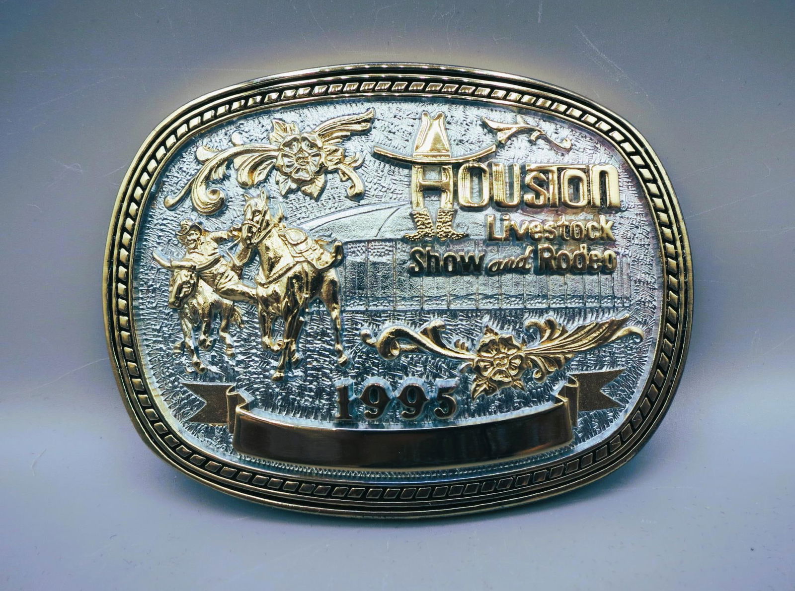 HOUSTON LIVESTOCK SHOW & RODEO 1995 BELT BUCKLE: HOUSTON LIVESTOCK SHOW & RODEO 1995 BELT BUCKLE. Height: 2 3/4 in. by Width: 3 3/4 in. by Depth: 1/4 in.