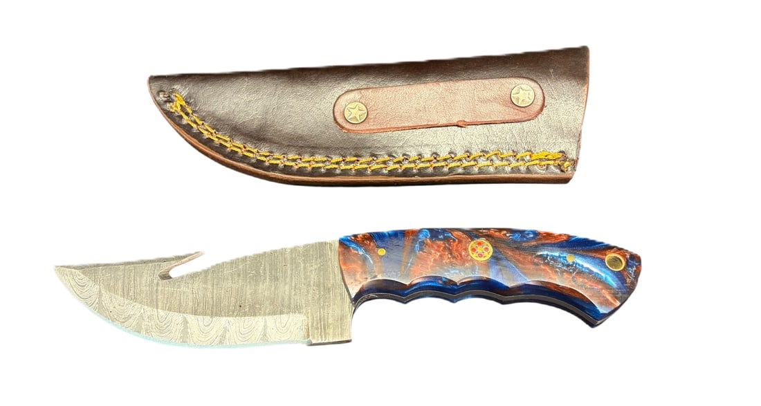 DAMASCUS KNIFE WITH INLAY HANDLE AND LEATHER CASE: DAMASCUS KNIFE WITH INLAY HANDLE AND LEATHER CASE Height: 8 in. by Width: 2 in. by Depth: .5 in.