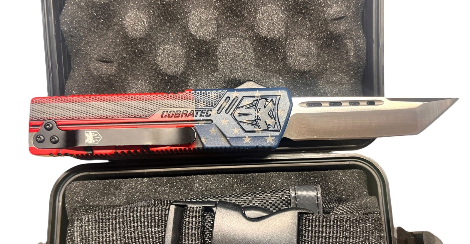 LIGHTWEIGHT AMERICAN FLAG (CERAKOTE) KNIFE: LIGHTWEIGHT AMERICAN FLAG (CERAKOTE) KNIFE (AFCCTLWTNS) Height: 7 7/8 in. by Width: 1 in.