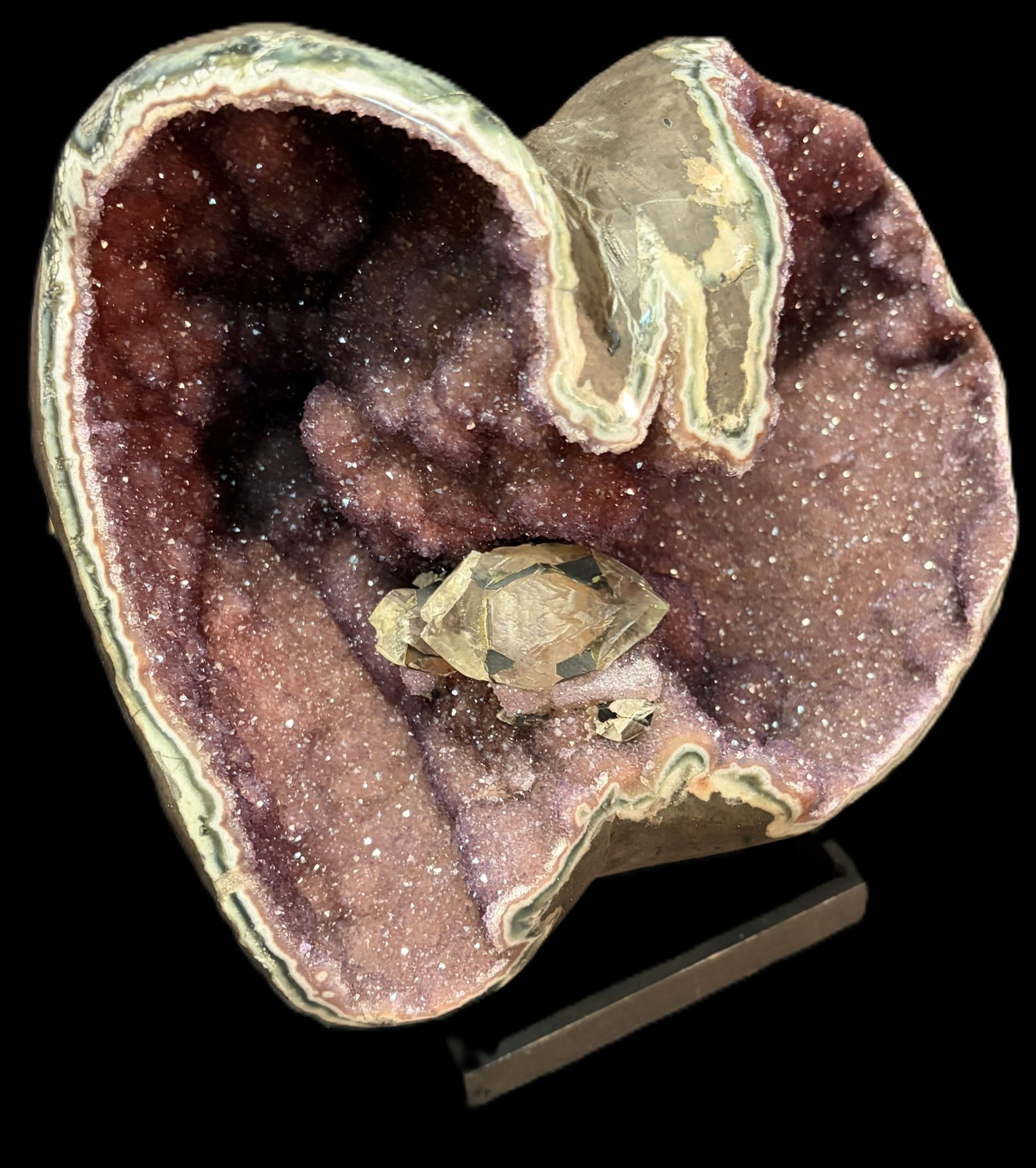 AGATE AND AMETHYST CRYSTAL WITH CALCITE FORMATION: AGATE AND AMETHYST CRYSTAL WITH CALCITE FORMATION FROM URUGUAY 8KG Height: 8.5 in. by Width: 10.5 in. by Depth: 8 in.