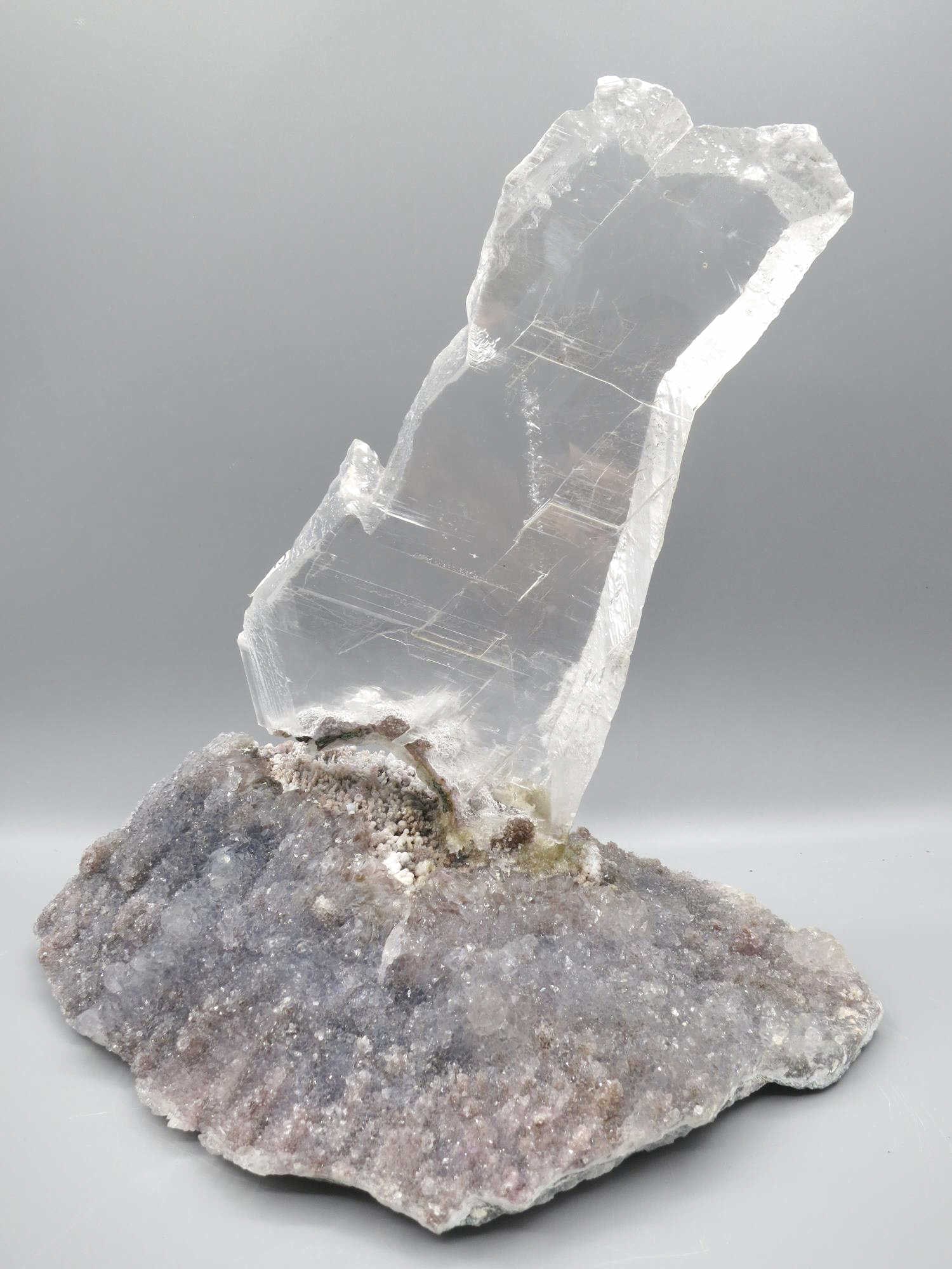 CLEAR QUARTZ ON AMETHYST DRUSY: CLEAR QUARTZ ON AMETHYST DRUSY. 1.1994KG. Height: 8.5 in. by Width: 9 in. by Depth: 5.5 in.