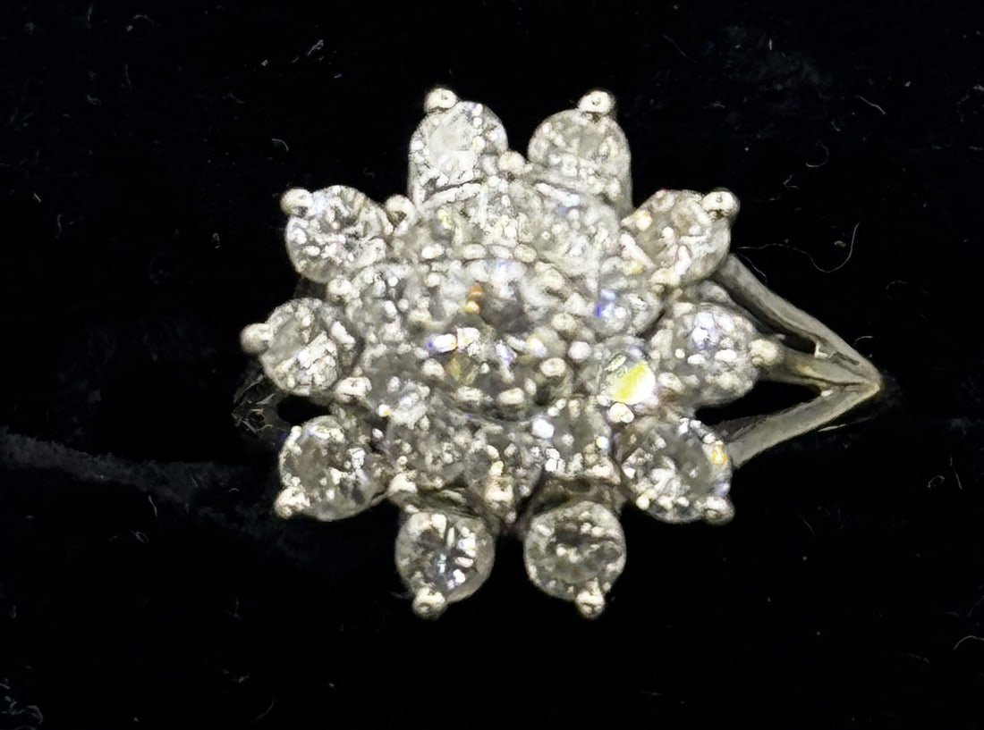 WHITE GOLD & DIAMOND FLOWER RING: WHITE GOLD & DIAMOND FLOWER RING. SIZE 7. 5 GRAMS.