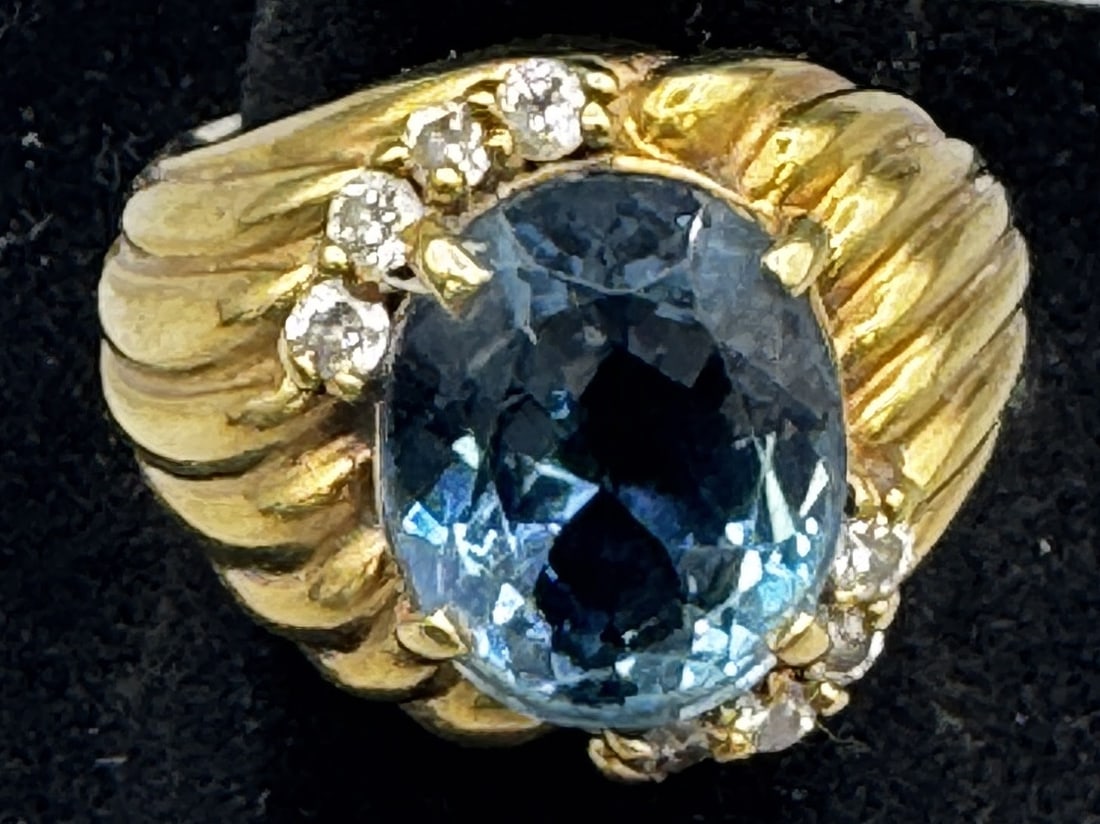 14K GOLD & AQUAMARINE & DIAMOND RING: 14K GOLD & AQUAMARINE & DIAMOND RING. 11 GRAMS T.W. SIZE 7.