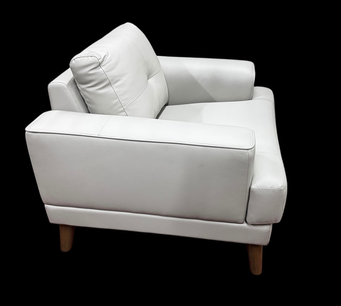 MODERN GRAY LEATHER CLUB CHAIR: CONTEMPORARY GRAY LEATHER CLUB CHAIR. (NEW)