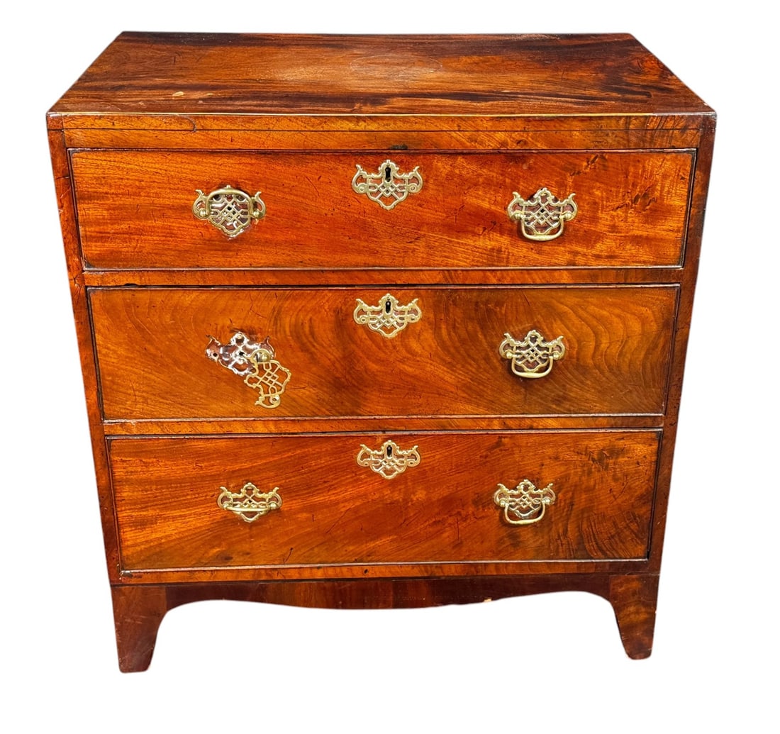 22918TH C. GEORGIAN 3 DRAWER MAHOGANY CHEST (1 of 5)