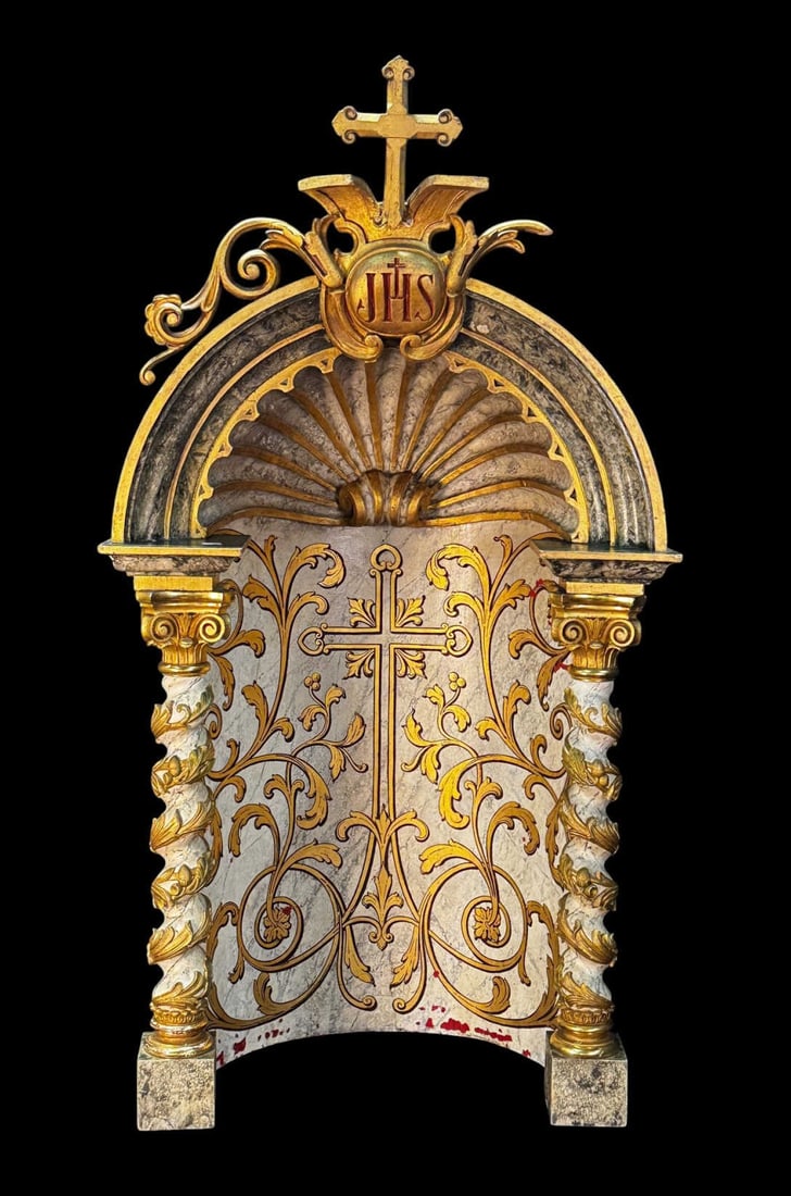18/19TH C. NICHE WITH COLUMNS AND ACANTHUS LEAVES: 18/19TH C. NICHE WITH COLUMNS AND ACANTHUS LEAVES WRAPPED COLUMNS , GILDED AND POLYCHROMED. Height: 44 in. by Width: 24