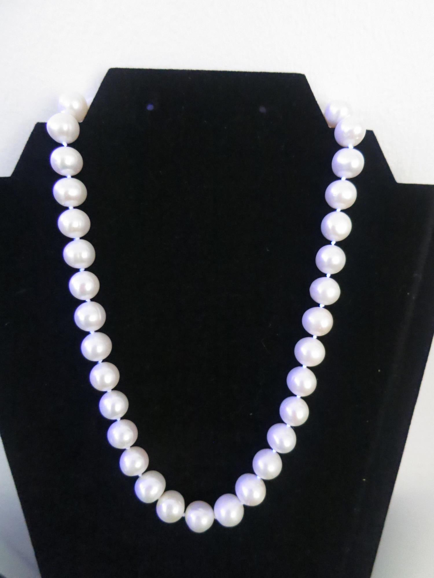 GRADUATED FRESH WATER WHITE PEARL NECKLACE (1 of 6)