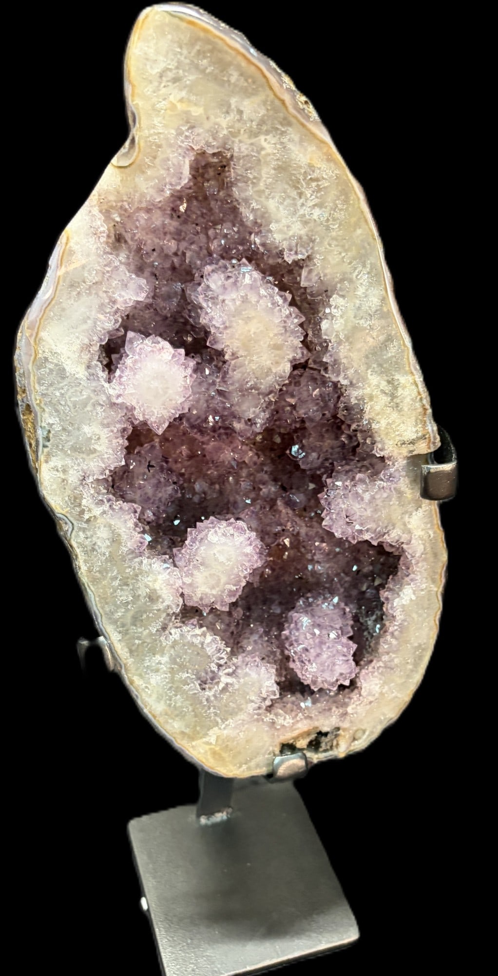 AGATE AMETHYST WITH CALCITE ON STAND: AGATE AMETHYST WITH CALCITE 5.3LBS ON STAND IT IS 16 1/2" TALL. Height: 12 in. by Width: 6 in. by Depth: 2 in.