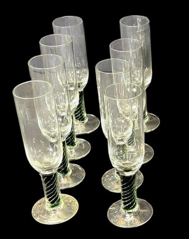 SET OF 8 VILLEROY AND BOCH CHAMPAGNE FLUTES: SET OF 8 VILLEROY AND BOCH CHAMPAGNE FLUTES. Height: 7.5 in. by Width: 2.8 in. by Depth: 2.8 in.