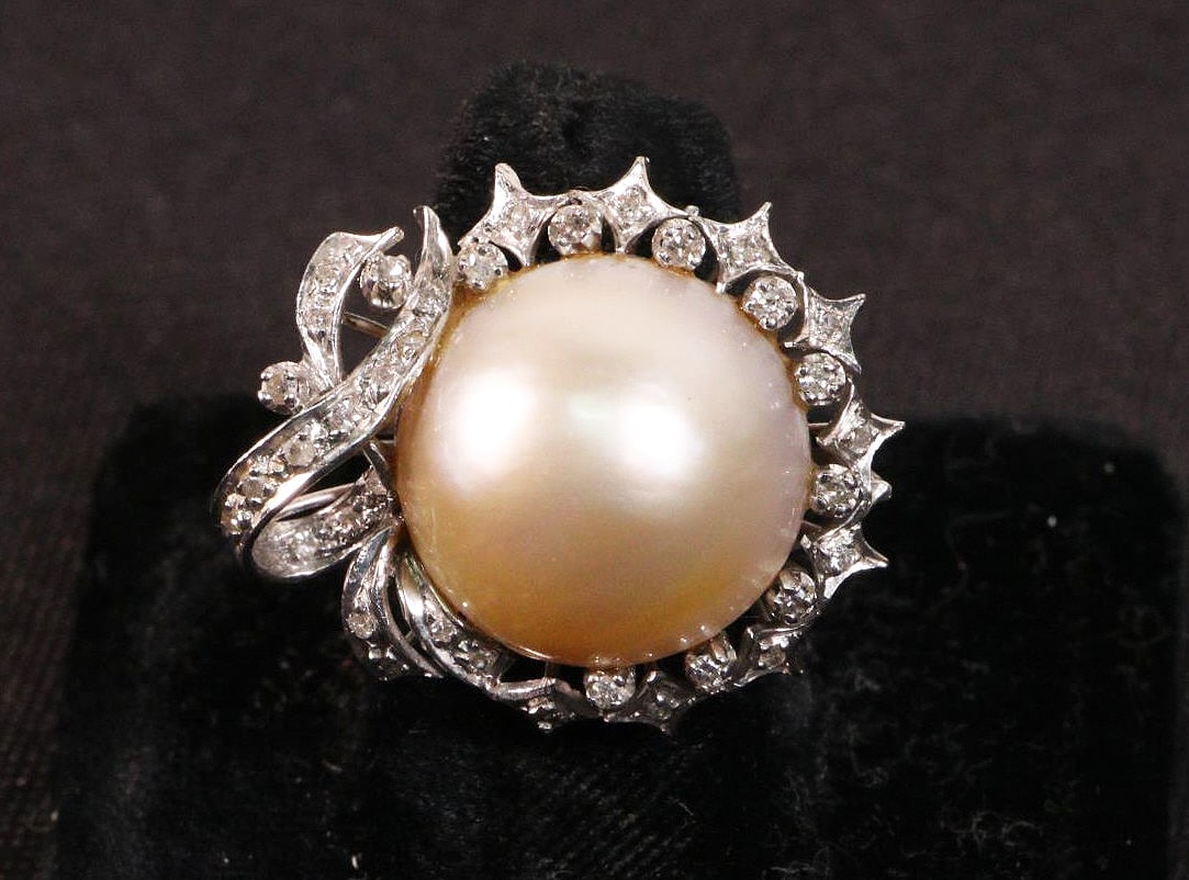PEARL & DIAMOND RING 32 DIAMOND .50CT: PEARL & DIAMOND RING 32 DIAMOND .50CT. Size 5.