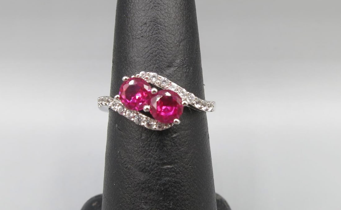 PINK & WHITE TOPAZ STERLING SILVER SIZE SEVEN RING: PINK & WHITE TOPAZ STERLING SILVER SIZE SEVEN RING.