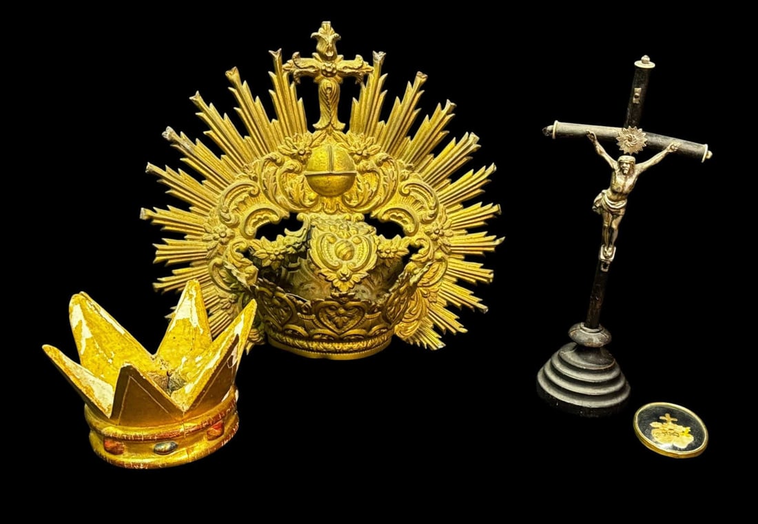 GROUP LOT OF 2 CROWNS AND CROSS: GROUP LOT OF 2 CROWNS AND CROSS. REPOUSSE AND HAMMERED BRASS CROWN 10"h x 11"w x 6.5"d). GILT WOOD (3.5"h x 5.5" round) CROWN. CRUCIFIX (10"h x 4"w x 2.5"d).