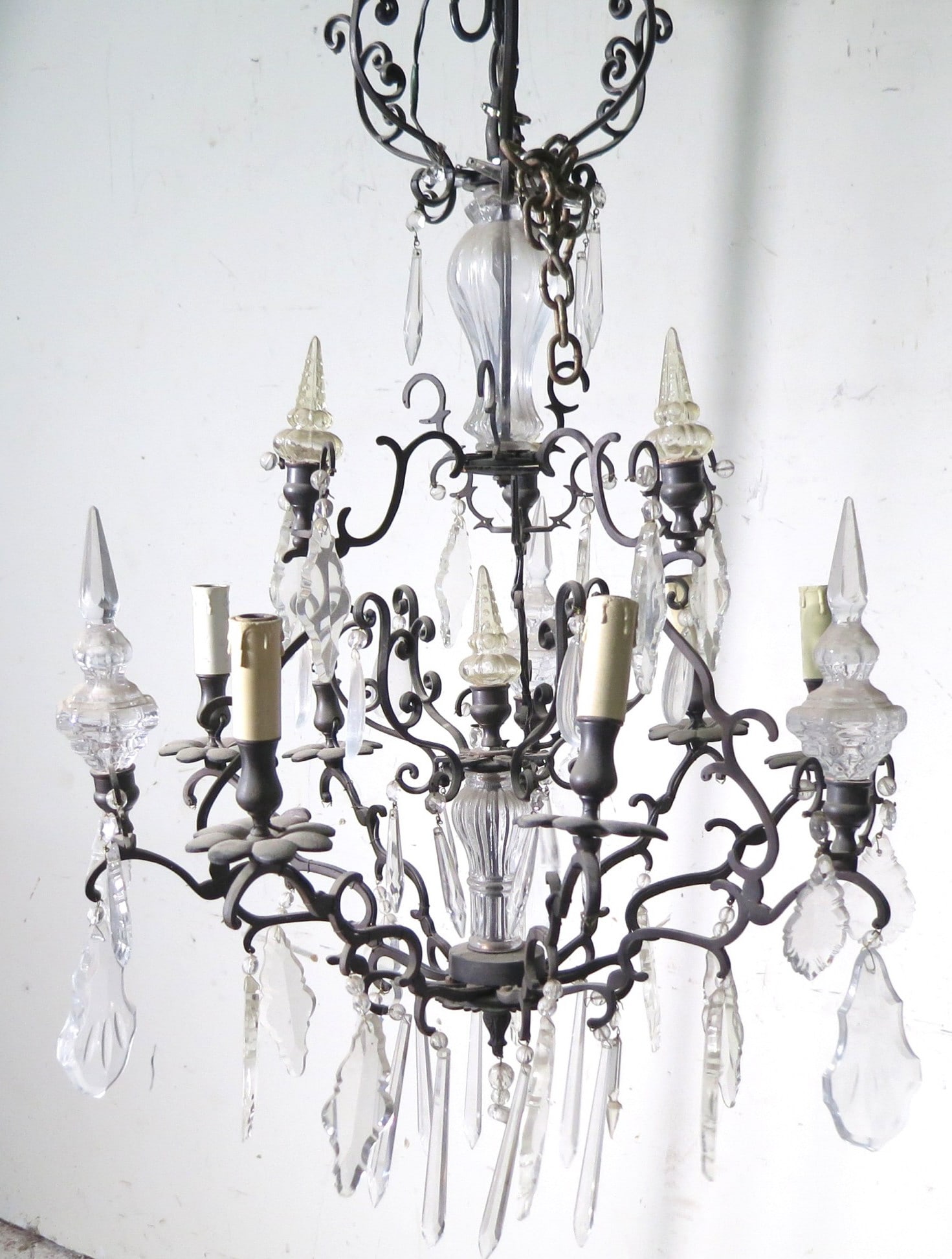 ANTIQUE CHADELIER WITH IRON FRAME AND CRYSTALS: ANTIQUE CHADELIER WITH IRON FRAME AND CRYSTALS