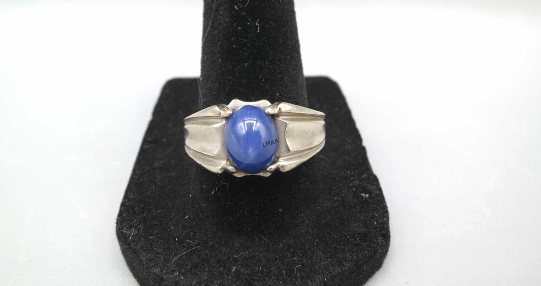 MEN'S 14KT GOLD OVAL BLUE STAR SAPPHIRE RING: MEN'S 14KT WHITE GOLD OVAL BLUE STAR SAPPHIRE RING. 9 GRAMS T.W. SIZE 9.5.