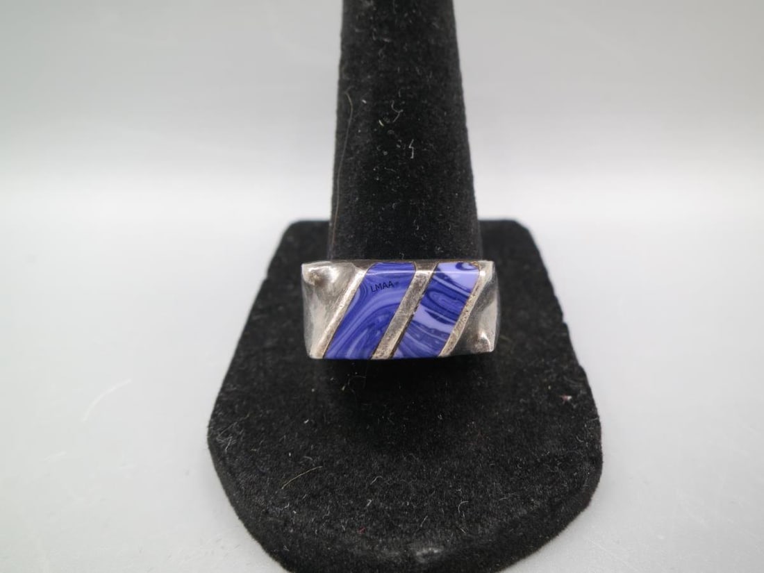 MEN'S STERLING DIAGONALLY SET LAPIS/QUARTZ RING: MEN'S STERLING SILVER DIAGONALLY SET LAPIS/QUARTZ RING. SIZE 9. 12 GRAMS T.W.