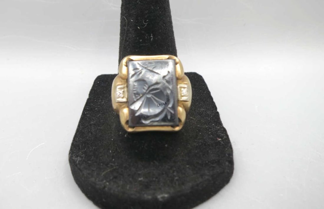 MEN'S ITAGLIO-CARVED HEMATITE & DIAMOND GOLD RING: MEN'S ITAGLIO-CARVED HEMATITE & DIAMOND 10KT GOLD RING. 7 GRAMS T.W. SIZE 9.