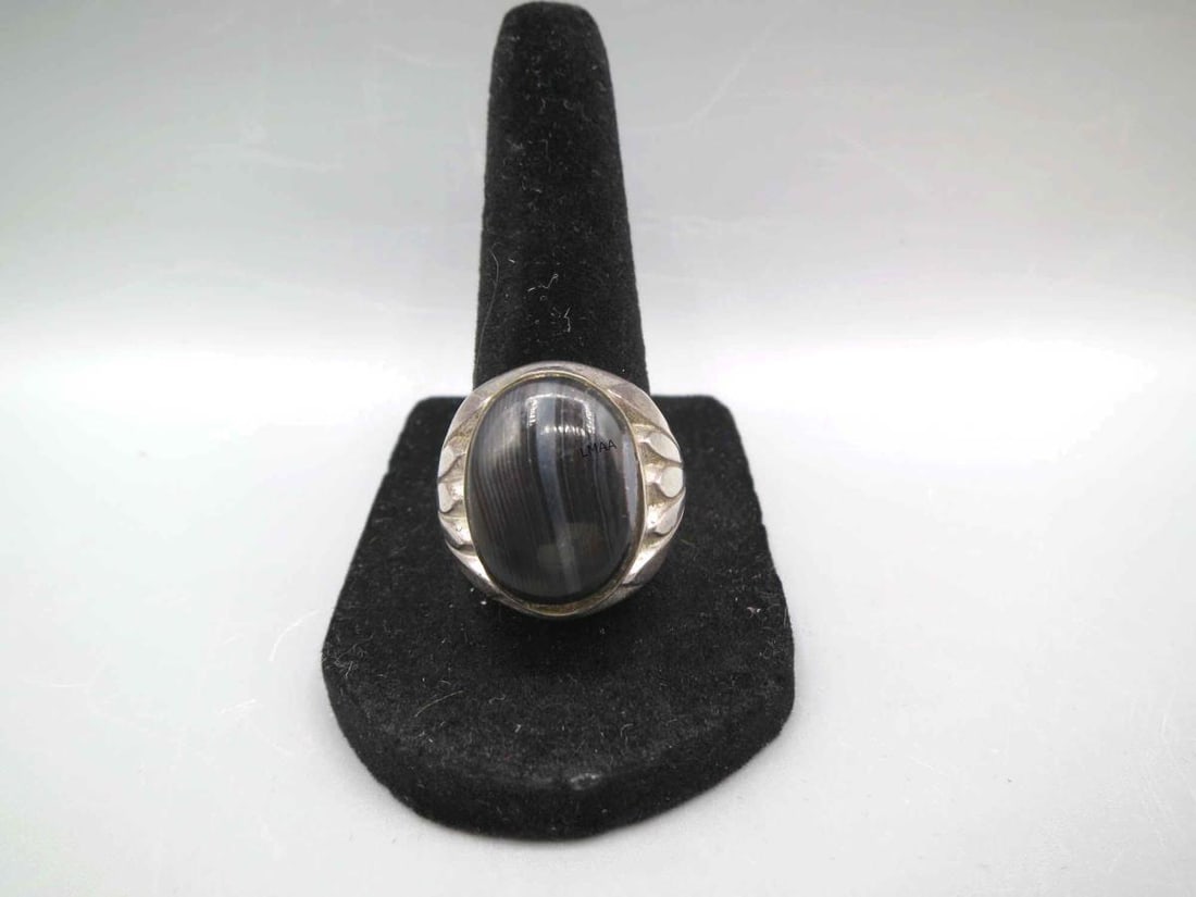 MEN'S ART DECO STYLE STERLING CAT'S EYE RING: MEN'S ART DECO STYLE STERLING SILVER CAT'S EYE RING. 10 GRAMS T.W. SIZE 10.