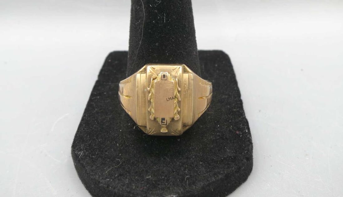 ART DECO STYLE 10KT YELLOW GOLD SIGNET RING: ART DECO STYLE 10KT YELLOW GOLD SIGNET RING. SIZE 10.5. 7.9 GRAMS T.W.