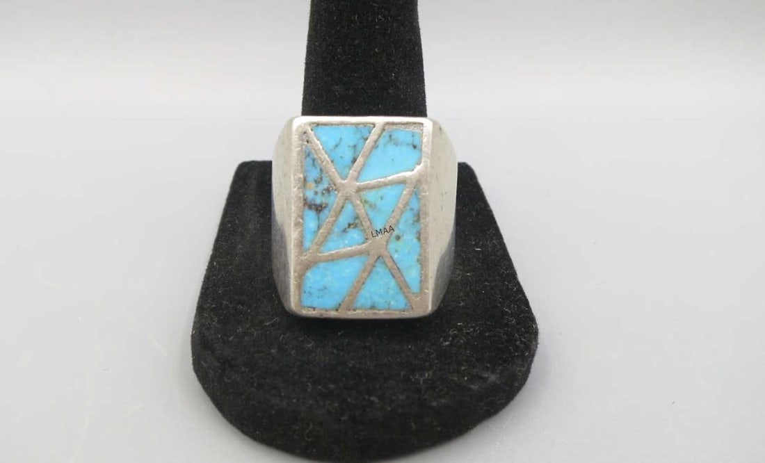 AMERICAN INDIAN SANTE FE SILVER & TURQUOISE RING: AMERICAN INDIAN SANTA FE STERLING SILVER & TURQUOISE RING. SIZE 10.5.
