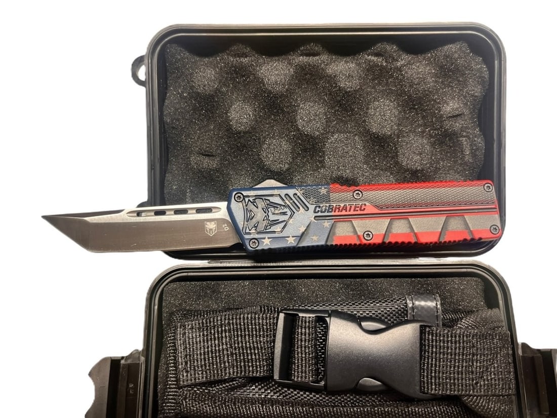 LIGHTWEIGHT AMERICAN FLAG (CERAKOTE) KNIFE: LIGHTWEIGHT AMERICAN FLAG (CERAKOTE) KNIFE (AFCCTLWNDS) Height: 7.85 in. by Width: 1 in.