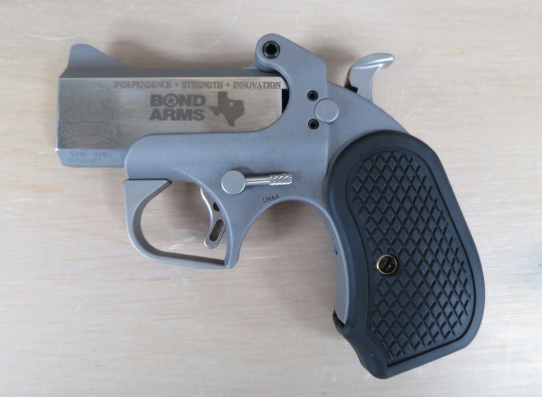 BOND ARMS ROUGH SERIES 30TH ANNIVERSARY XL PISTOL: BOND ARMS ROUGH SERIES 30TH ANNIVERSARY XL DERRINGER PISTOL 45 COLT/410 BORE. BREAK OPEN. WEIGHS 20 OZ. SERIAL 424491. (L883) Height: 4.5 in. by Width: 5.5 in. by Depth: 1.25 in.
