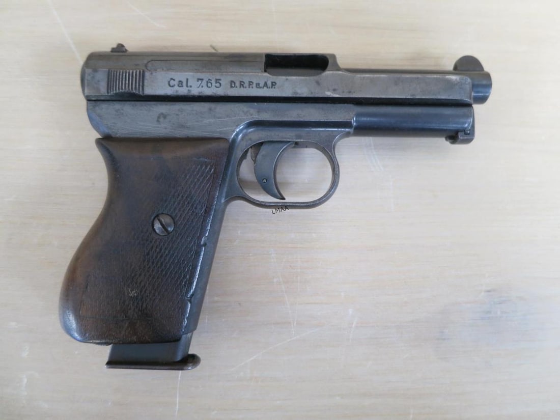 MAUSER MODEL 1914 SEMI-AUTOMATIC PISTOL: MAUSER MODEL 1914 SEMI-AUTOMATIC PISTOL, CALIPER 7.65MM BROWNING (.32 ACP)SERIAL #616044, OBERNDORF MANUFACTURE, BLUED FINISH WITH CHECKERED WALNUT GRIPS, ONE MAGAZINE.(L1033)MA