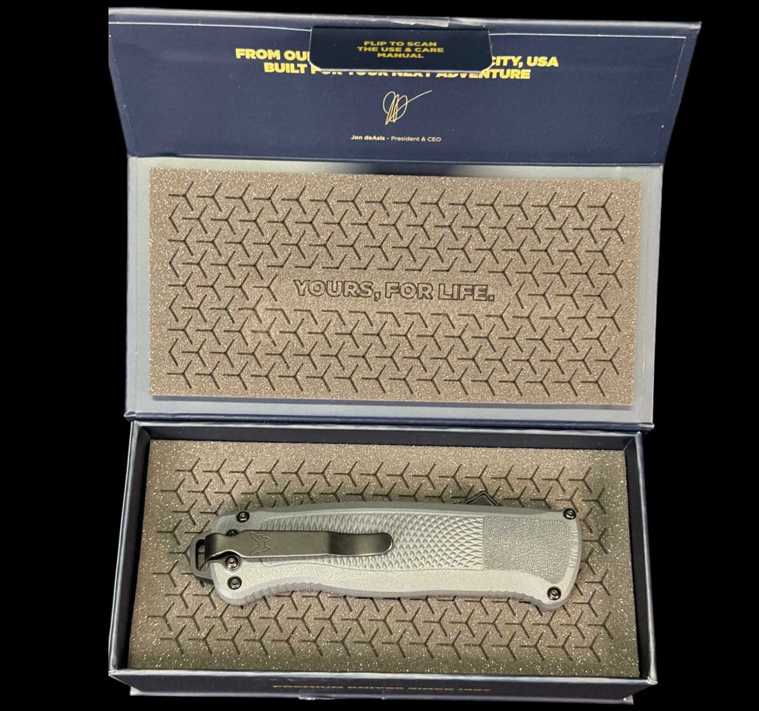 BENCHMADE ADIRA-SERIES USA FOLDING KNIFE: BENCHMADE ADIRA-SERIES USA OTF AUTOMATIC KNIFE WITH ORIGINAL BOX. BRAND NEW. 5" HANDLE AND 8.25" WITH BLADE EXTENDING. WITH BELT CLIP.