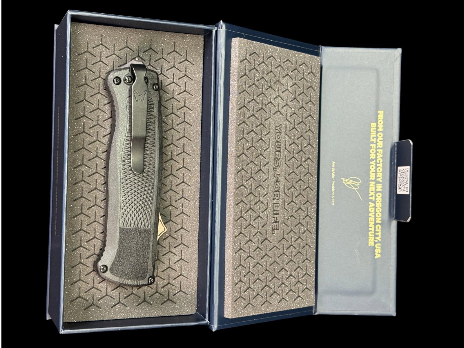 BENCHMADE OTF AUTOMATIC KNIFE WITH GOLD FINISH: BENCHMADE USA OTF AUTOMATIC KNIFE WITH GOLD FINISH TANATO BLADE AND ORIGINAL BOX, BRAND NEW. DARK TEXTURED HANDLE, DEEP CARRY POCKET CLIP. 5" RETRACTED AND 8.25 WITH BLADE OUT.
