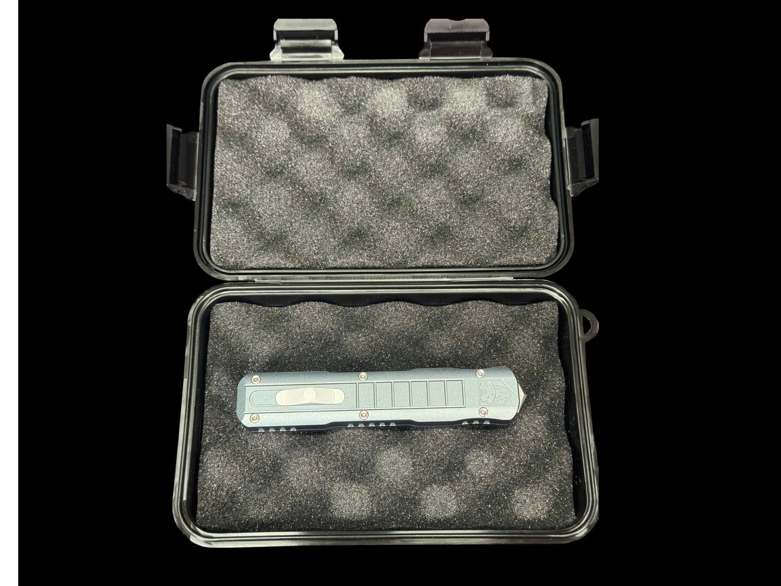COBRATEC OTF AUTOMATIC KNIFE GRAY BLUE METAL HANDL: COBRATEC OTF AUTOMATIC KNIFE GRAY BLUE METAL HANDLE, SLIDING BLADE ACTUATOR AND POCKET CLIP. 4.5" HANDEL, 7.5" WITH BLADE EXTENDING. BRAND NEW IN BOX
