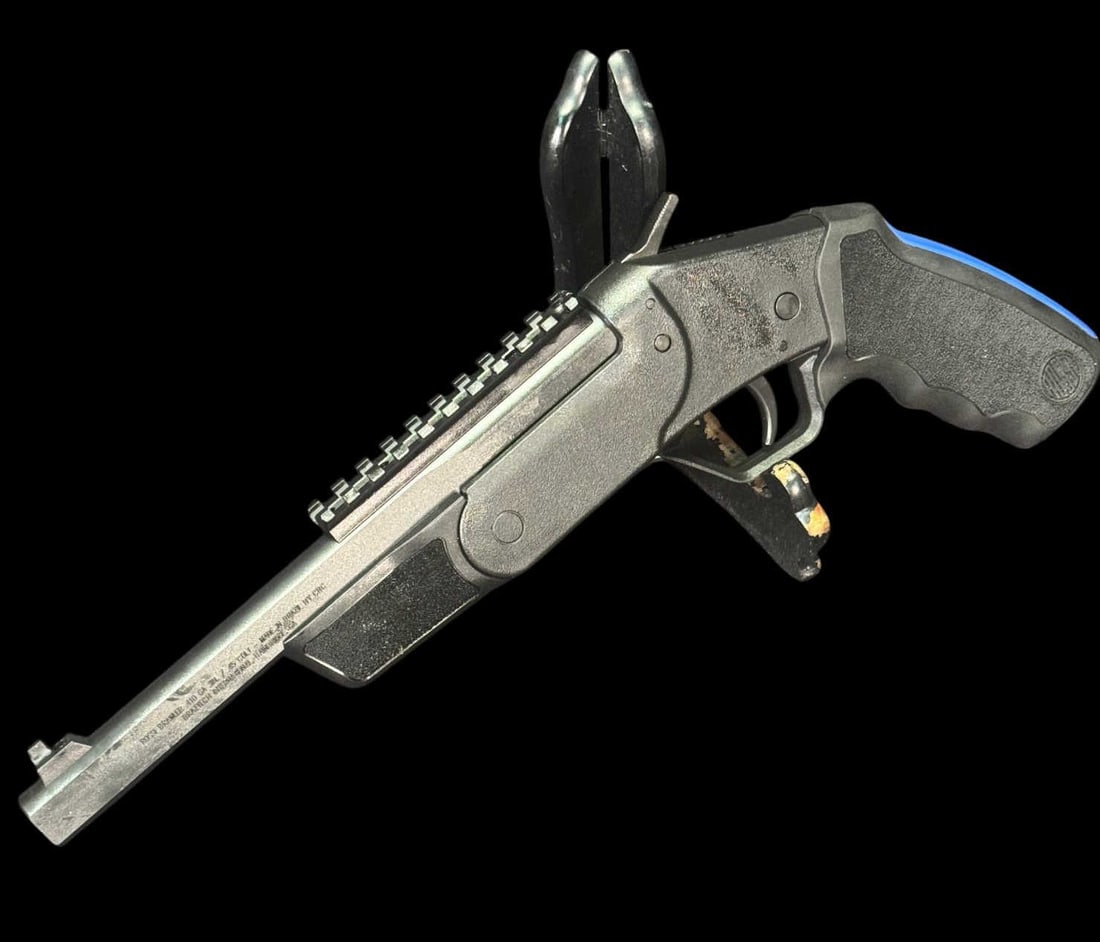 ROSSI BRAWLER SINGLE-SHOT BREAK ACTION PISTO: ROSSI BRAWLER SINGLE-SHOT BREAK ACTION PISTOL CHAMBERED FOR .45 COLT AND .410 BORE SHOTSHELLS, BLACK FINISHED CARBON STEEL.GRIP WITH BLUE BACK STRAP INSERT. BRAND NEW IN THE FACTORY BOX SERIAL#7CD0560